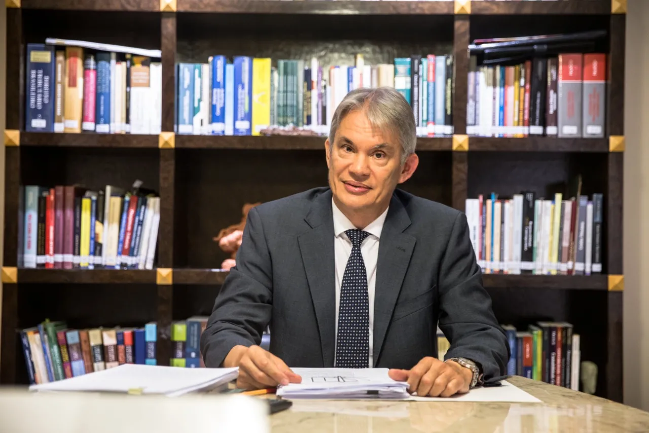 De acordo com Schubert Machado, nenhuma das PECs reduzirá a regressividade, a desigualdade, a carga tributária ou a complexidade que existem hoje no sistema tributário