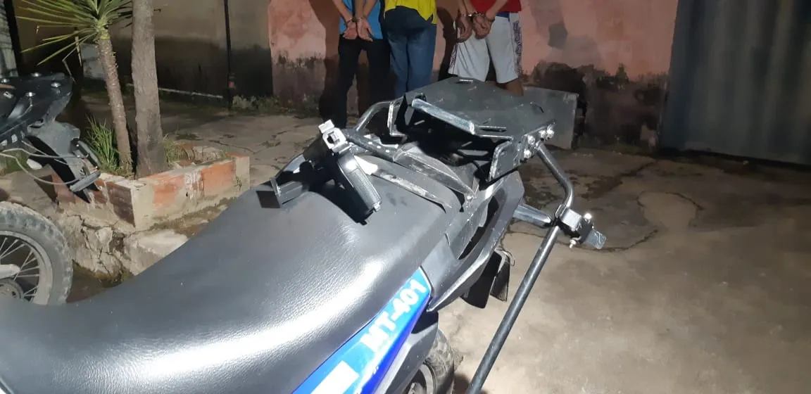 Facas, armas de fogo e simulacro foram usados durante a ação criminosa