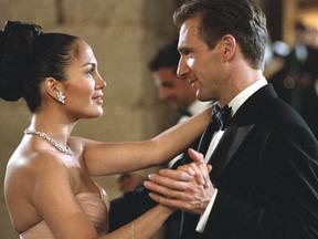 Jennifer Lopez e Ralph Fiennes no filme Encontro de Amor, que vai passar na Sessão da Tarde desta quarta (19)