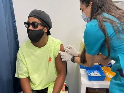 Ronaldinho Gaúcho recebe vacina em Dubai