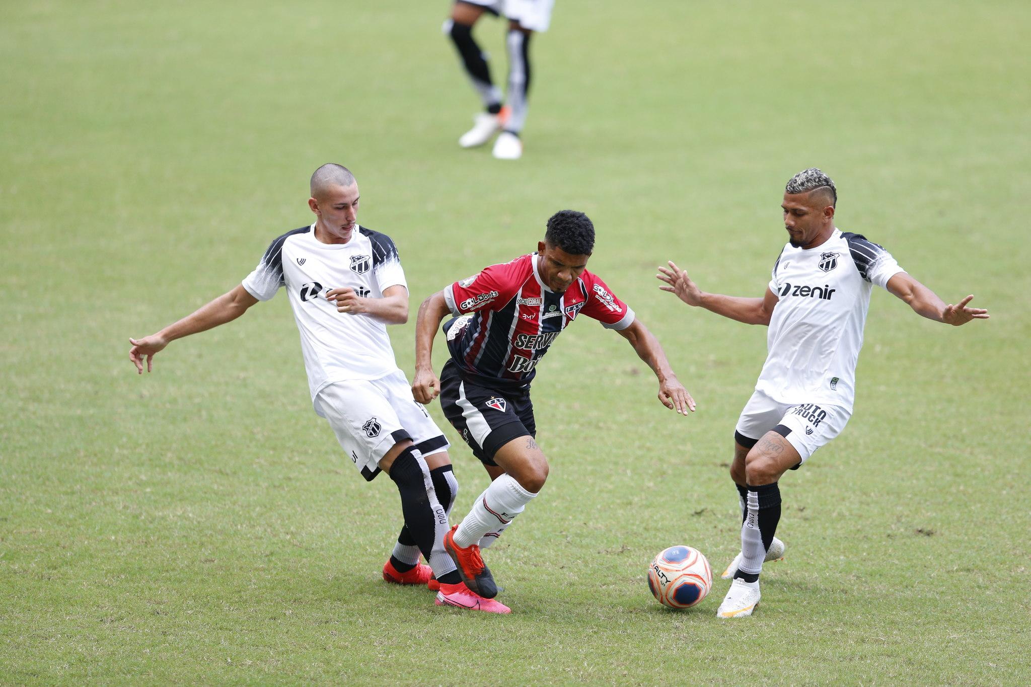Jogadores de Ceará e Ferroviário em disputa de bola