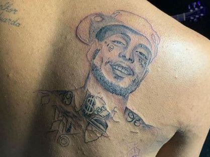 Foto da tatuagem que MC Brinquedo fez do rosto de MC Kevin nas costas