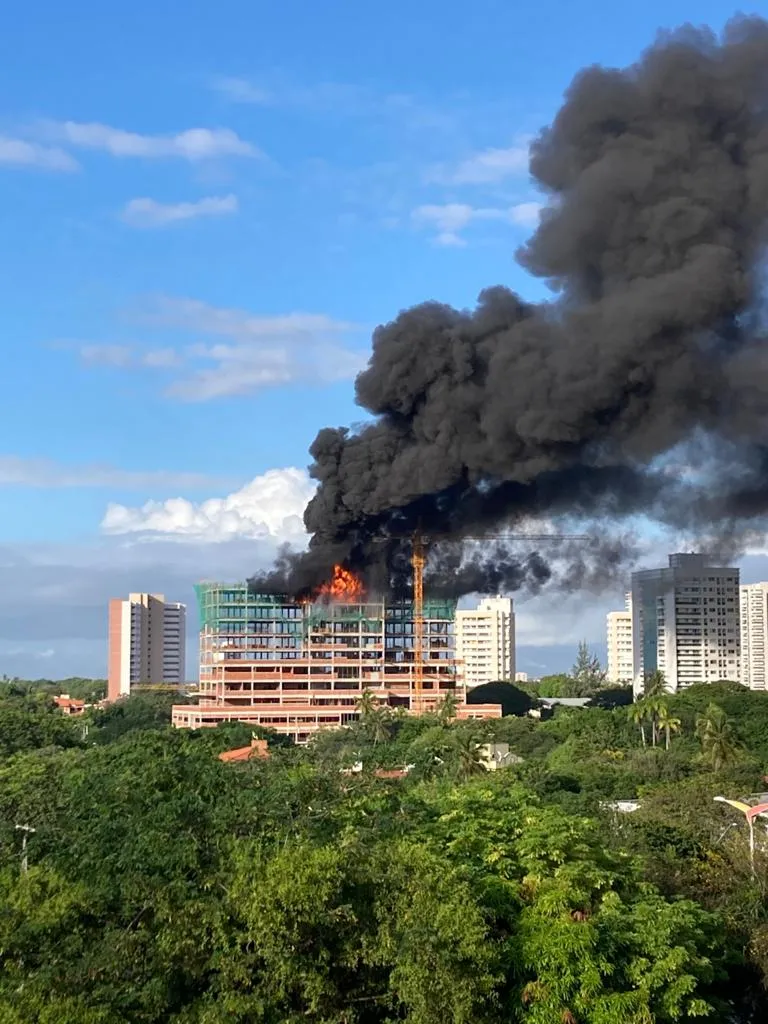 Chamas intensas e fumaça preta no 9º andar da obra