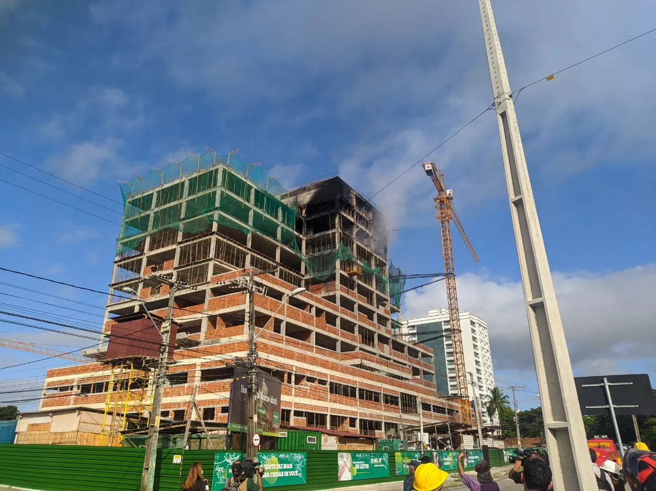 450 operários trabalham na obra, mas não havia nenhum no interior da unidade