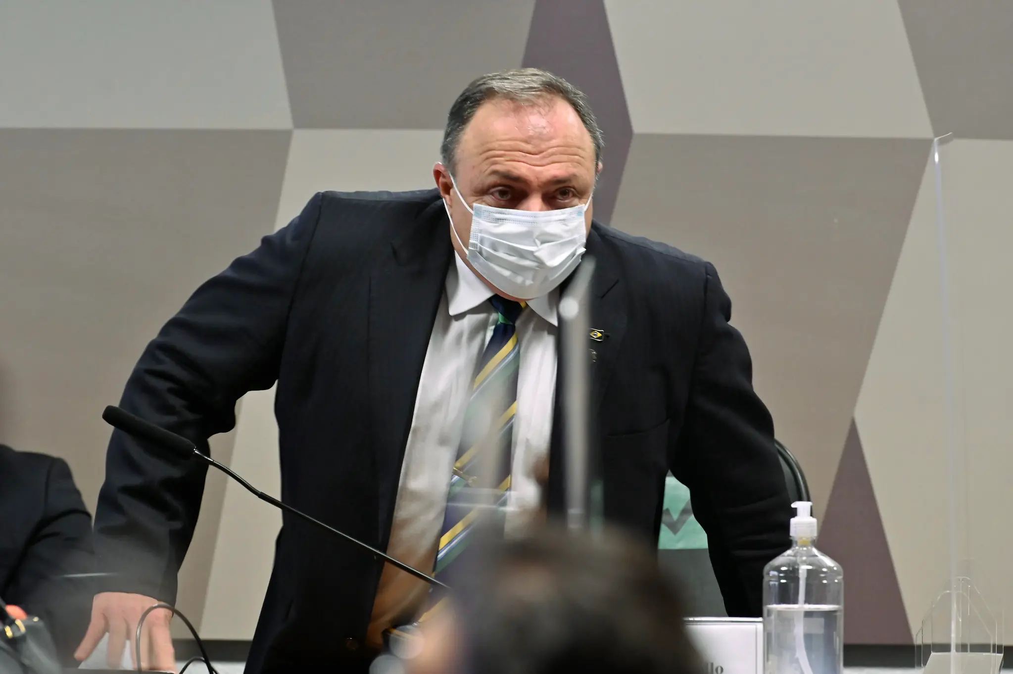 Ex-ministro Eduardo Pazuello em pé atrás de bancada na CPI da Covid-19
