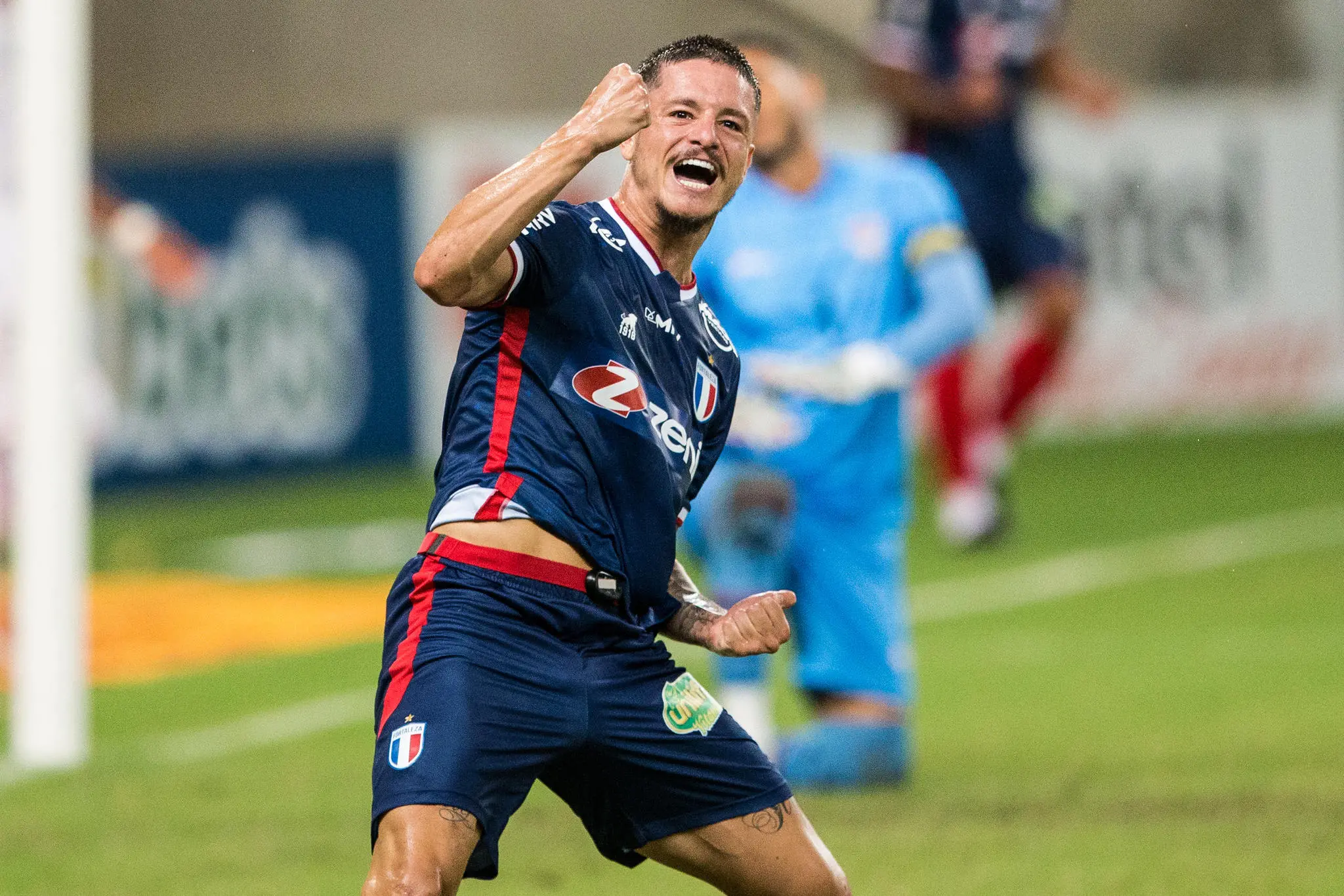 Lucas Crispim comemorando gol pelo Fortaleza