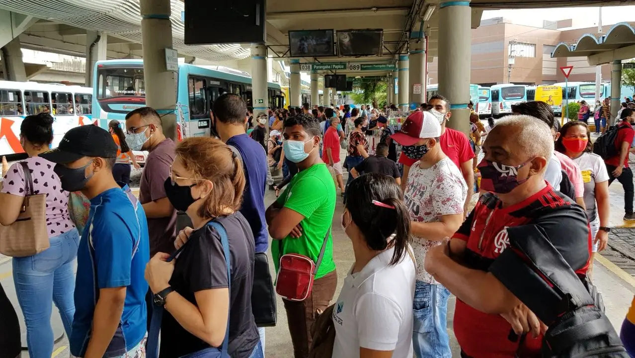 Passageiros enfileirados em um terminal de Fortaleza