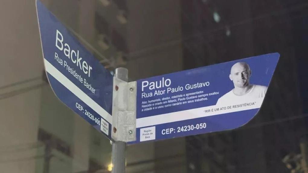 Foto da placa da Rua Ator Paulo Gustavo, instalada em Niterói em homenagem ao humorista