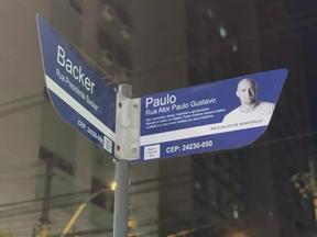 Foto da placa da Rua Ator Paulo Gustavo, instalada em Niterói em homenagem ao humorista