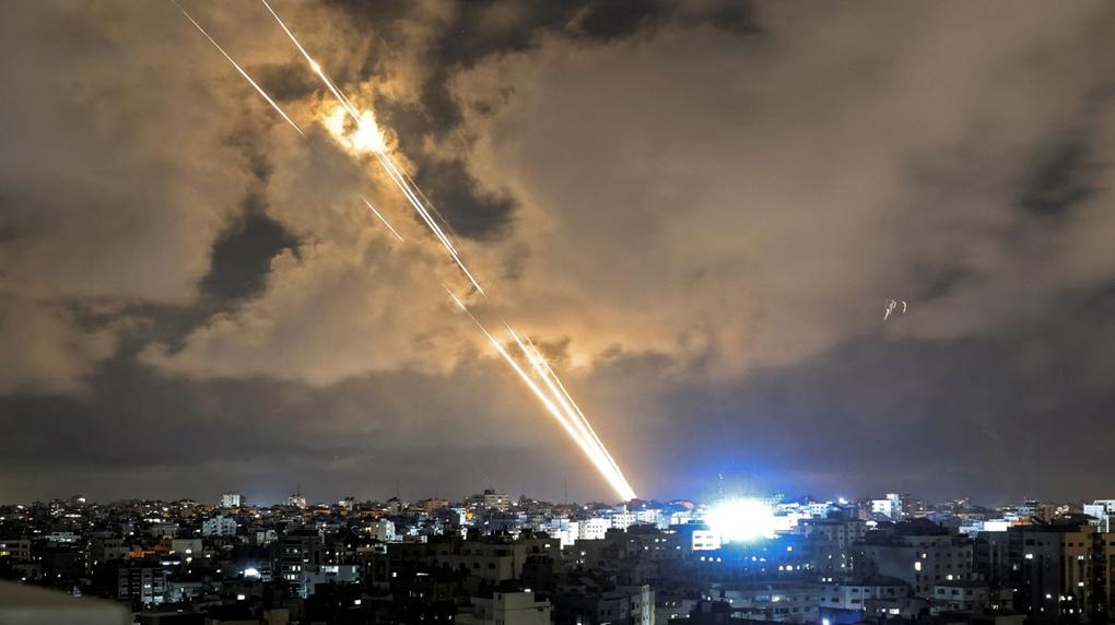foguetes à noite na cidade de gaza em direção a israel