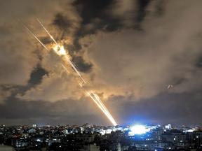 foguetes à noite na cidade de gaza em direção a israel