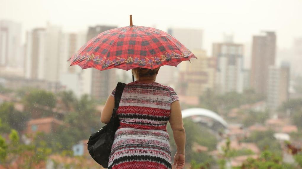 Senhora utilizando guarda-chuva