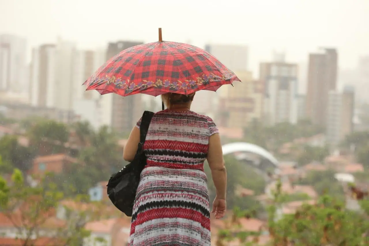 Senhora utilizando guarda-chuva
