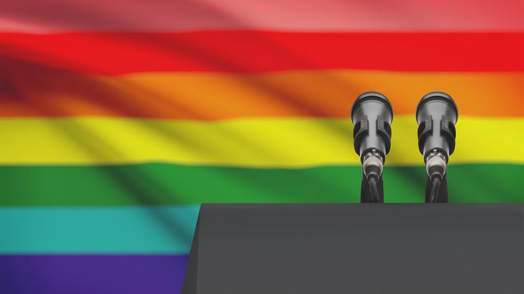 Bandeira LGBT com microfones