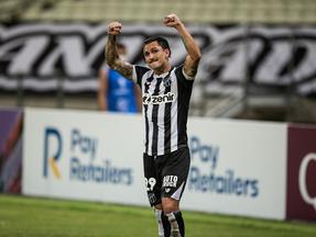 Vina comemora gol do Ceará com braços para o alto