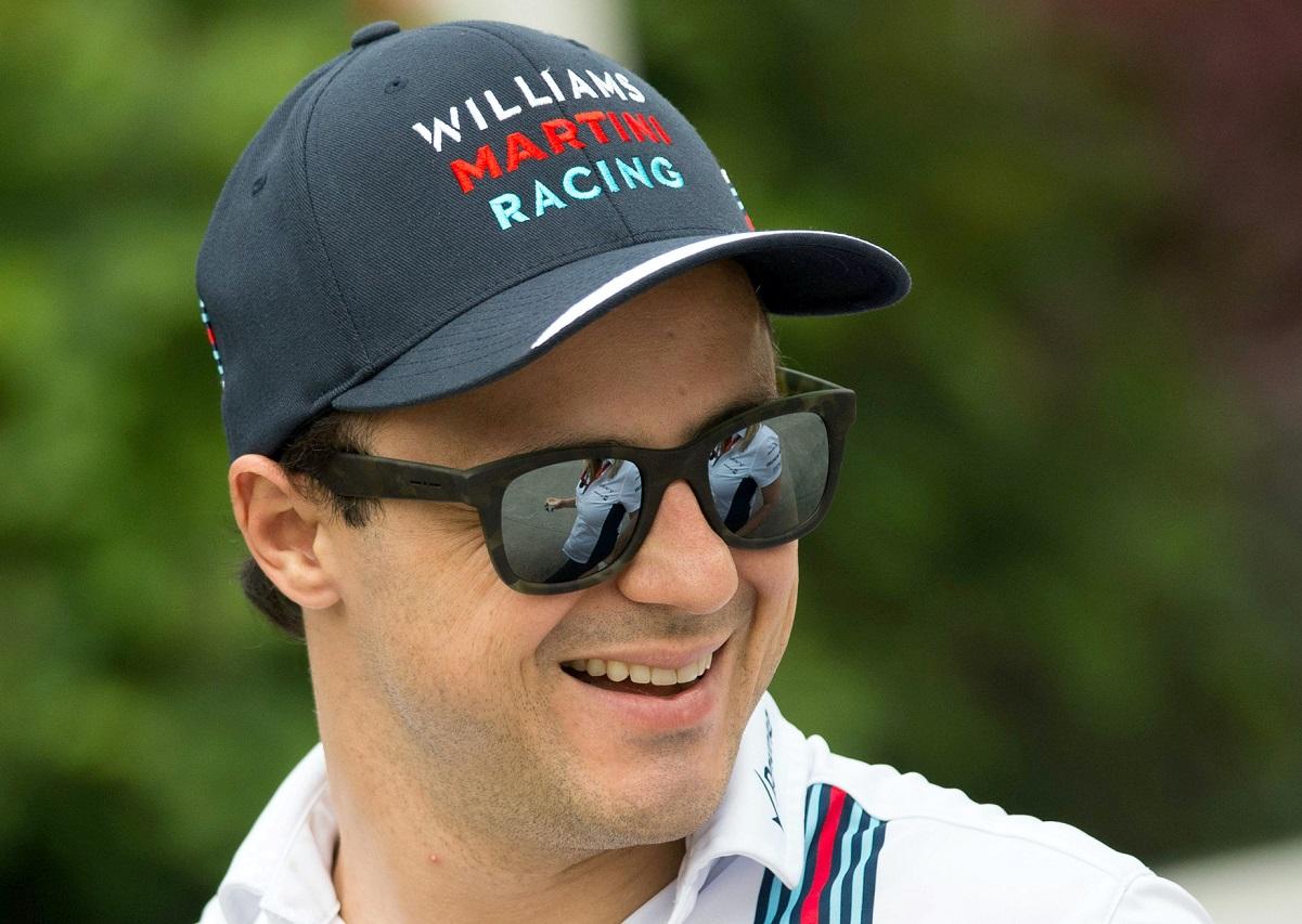 O piloto Felipe Massa sorri em entrevista