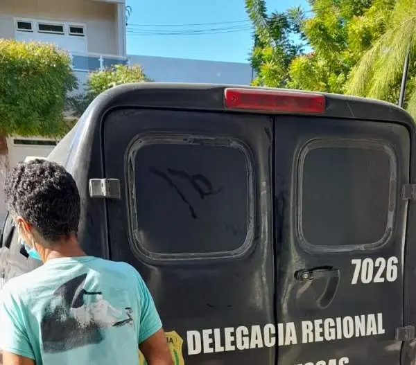 Carro da Polícia conduzindo o suspeito