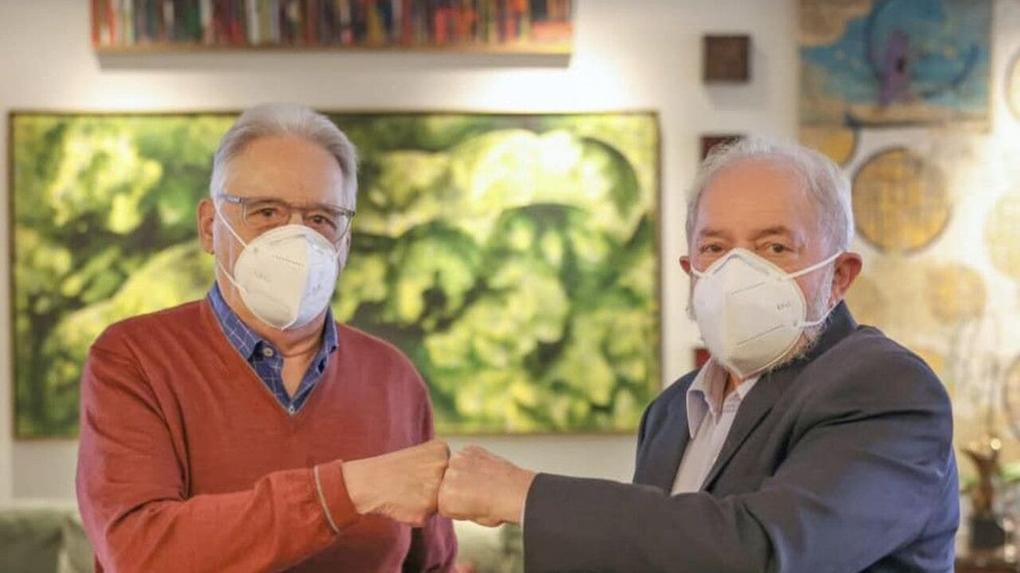 Os ex-presidentes FHC e Lula juntos com máscaras