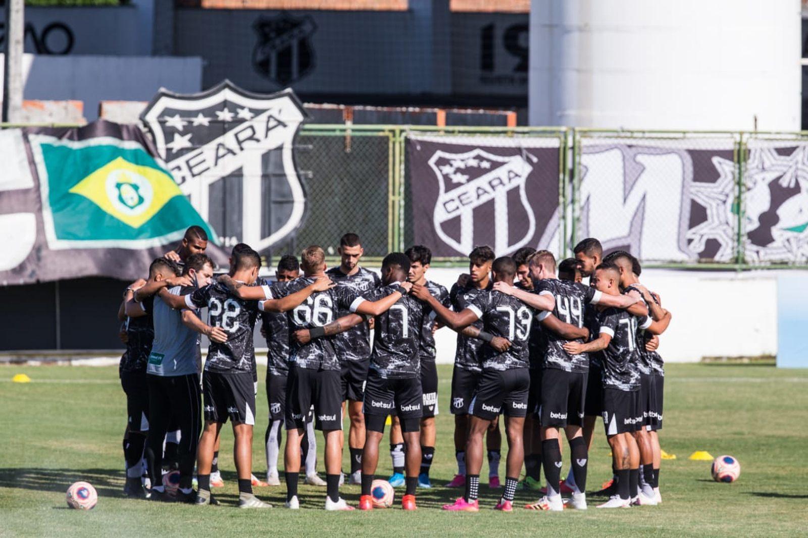 Elenco do Ceará em abraço coletivo durante aquecimento