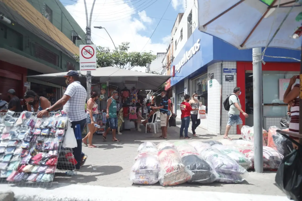 Esta é uma imagem de ambulantes na rua José Avelino