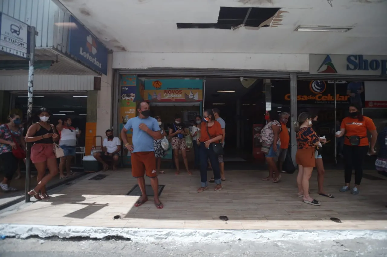 Centro de Fortaleza tem ruas movimentadas neste sábado (22)