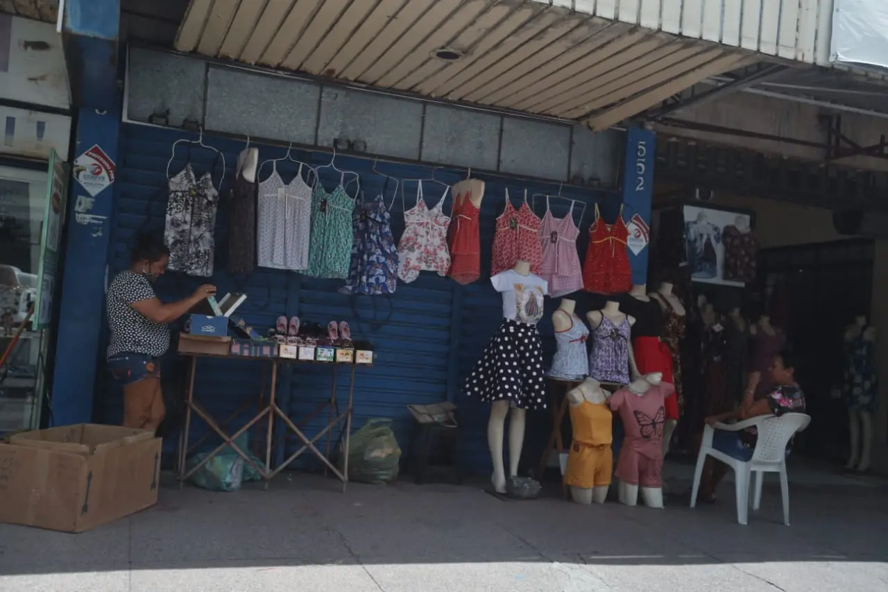 Esta é uma imagem de ambulantes na rua José Avelino