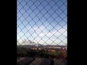 Print do video que mostra chamas por trás do aeroporto