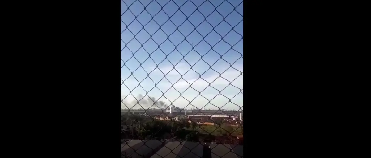 Print do video que mostra chamas por trás do aeroporto