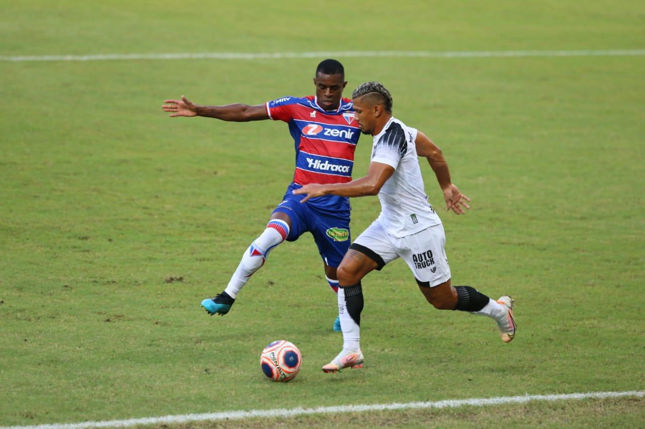 Atletas de Ceará e Fortaleza disputam bola na Arena Castelão