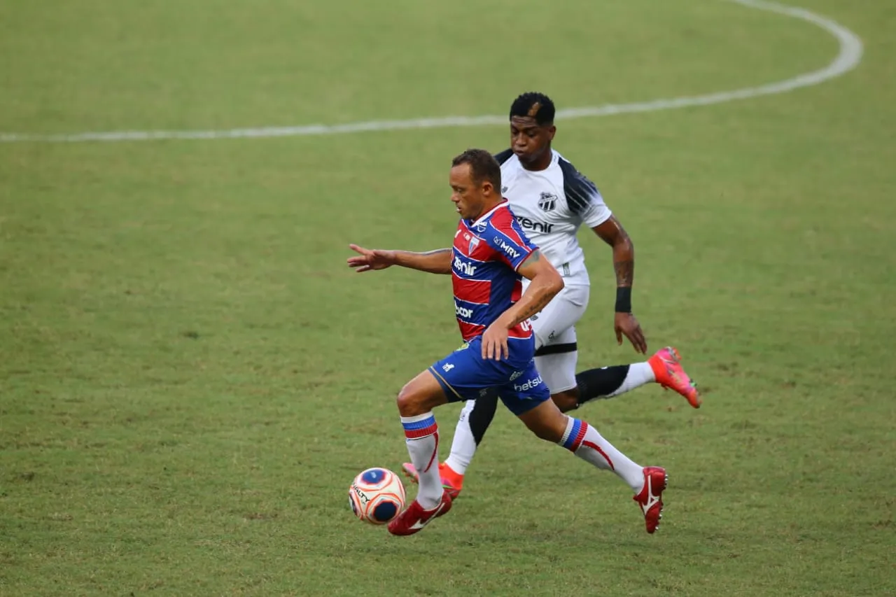 O primeiro tempo teve poucas chances de gol na Arena Castelão