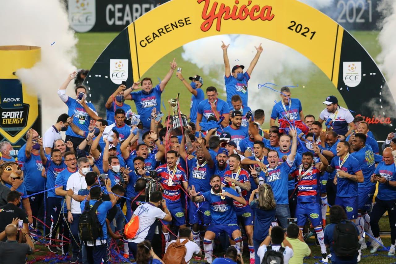 Elenco do Fortaleza comemora título do Campeonato Cearense