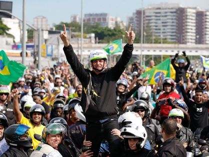 Bolsonaro em 'motocada' que promoveu aglomeração no Rio de Janeiro