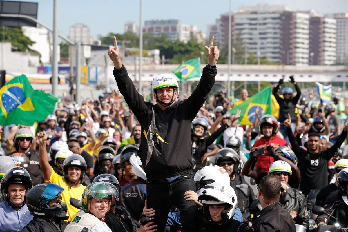 Bolsonaro em 'motocada' que promoveu aglomeração no Rio de Janeiro