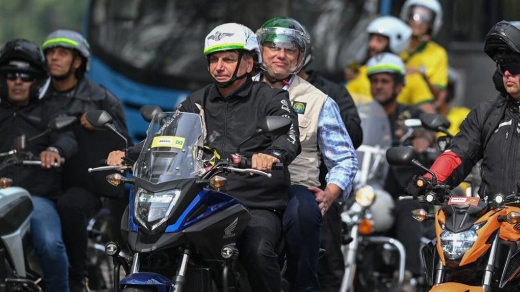 bolsonaro e pazuello andando de moto e sem máscara durante ato político no rio de janeiro