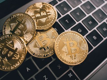 Moedas de Bitcoin sobre teclado de computador