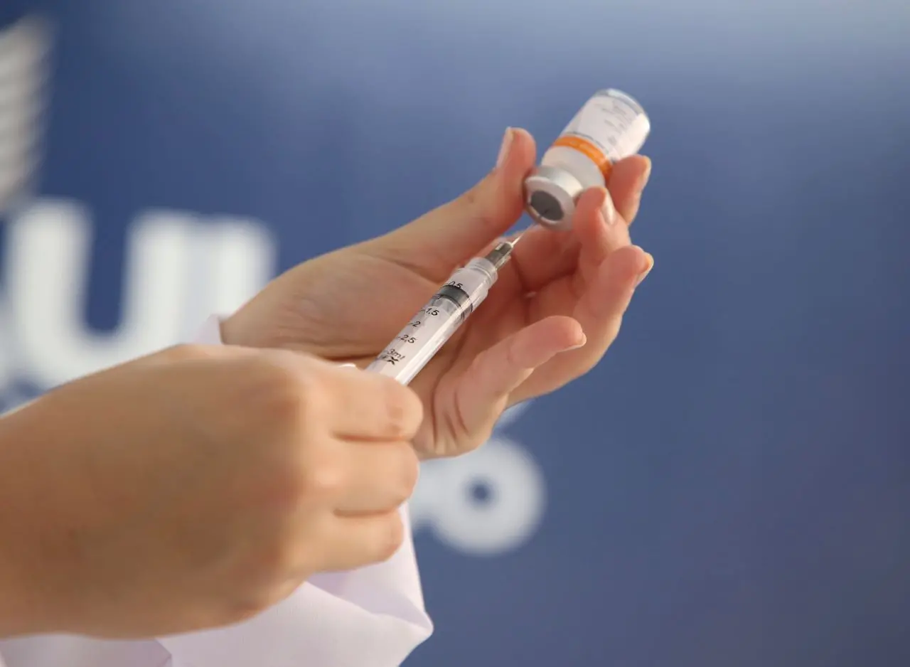 Butantan produz coronavac no Brasil