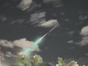 Captura de tela de meteoro passando pelo céu da paraíba