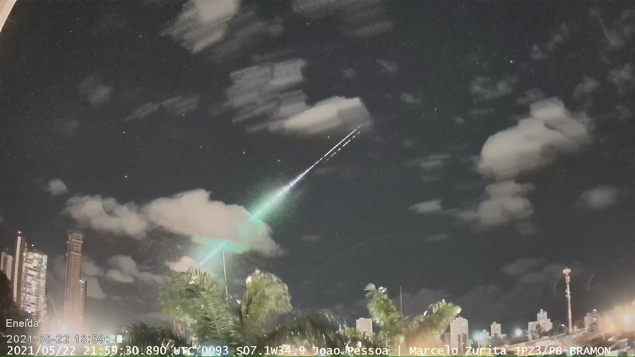 Captura de tela de meteoro passando pelo céu da paraíba