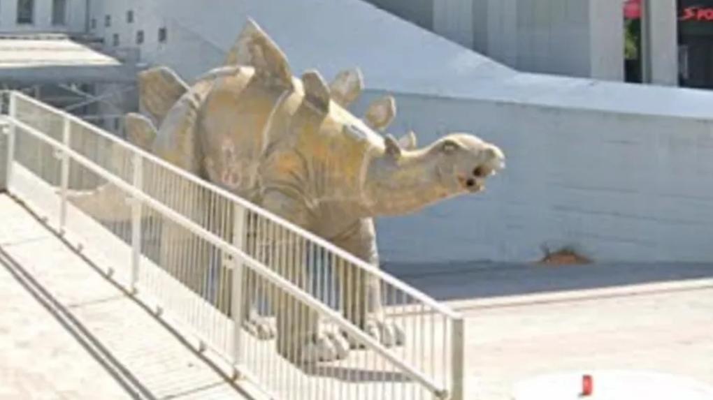 Homem de 40 anos morre após ficar preso em estátua de dinossauro na Espanha