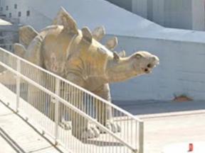 Homem de 40 anos morre após ficar preso em estátua de dinossauro na Espanha
