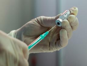 Uma enfermeira enche uma seringa com a vacina Pfizer Biontech no centro de vacinação da empresa alemã de especialidades químicas Evonik em Hanau, oeste da Alemanha, em 19 de maio de 2021, em meio à pandemia de coronavírus (Covid-19)