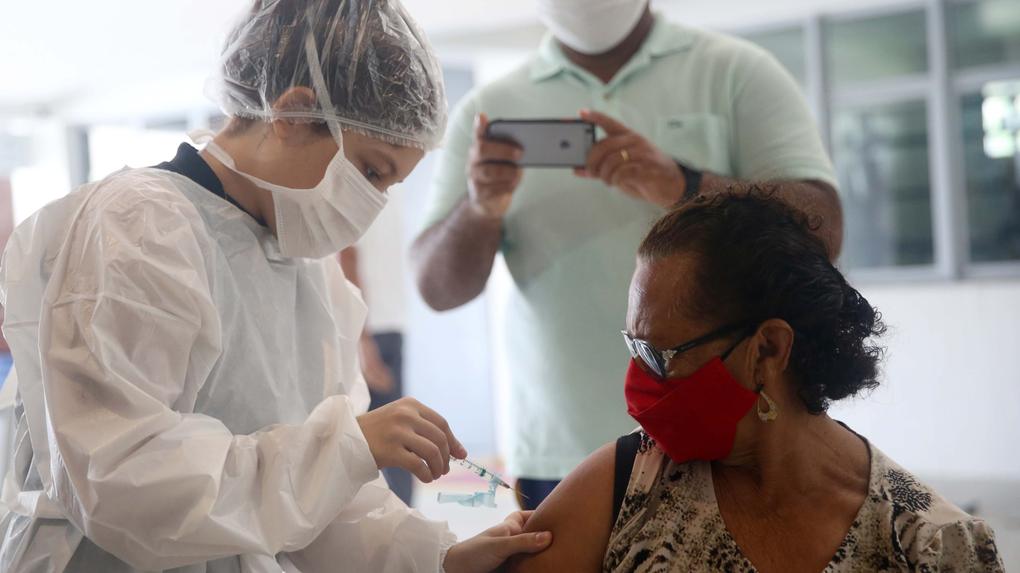 Ministérios públicos pedem divulgação diária do número de pessoas vacinadas contra Covid-19 em Fortaleza