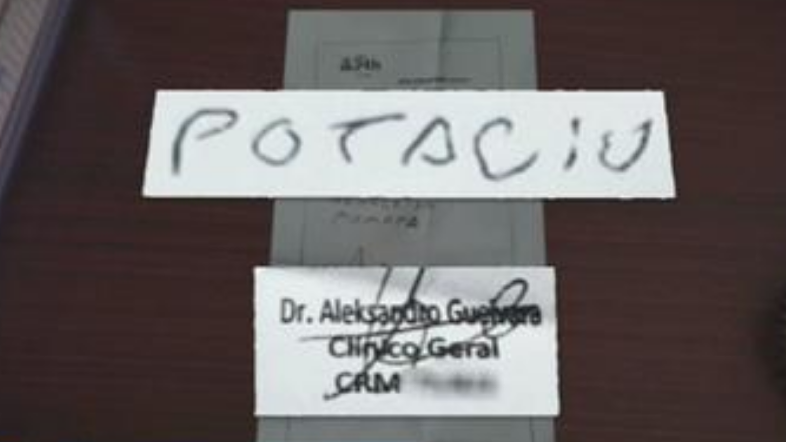 Falso médico escreve 'potacio' em receita e é descoberto no Rio de Janeiro