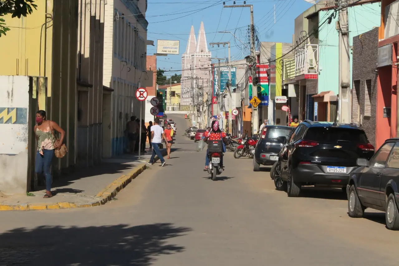 Mesmo com decreto que proíbe abertura de lojas de setores não essenciais, o centro de Jardim evidencia o descumprimento: lojas abertas e movimento de compradores