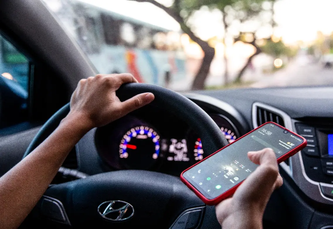 Segundo pesquisa da Vigitel de 2019, um em cada quatro condutores de Fortaleza afirmava usar o celular ao dirigir.