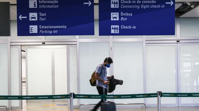 Passageiro andando pelos corredores do aeroporto de Fortaleza