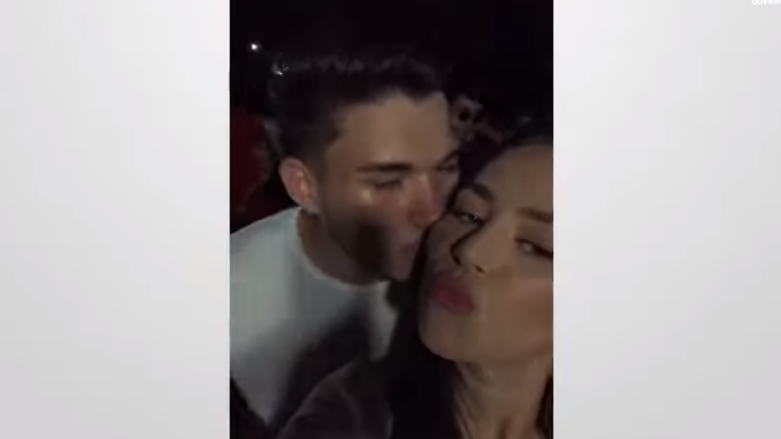 Jovem é beijada por dez pessoas em festa do beijo em Juazeiro do Norte