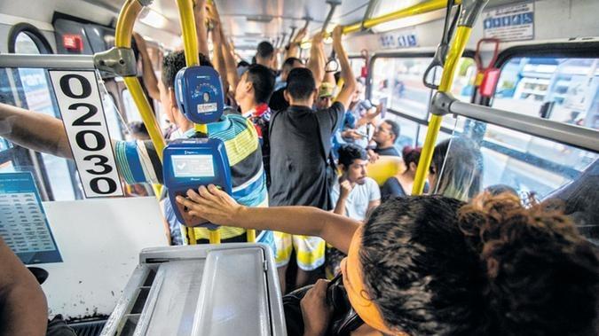 Foto mostra passageiros dentro de um ônibus em Fortaleza