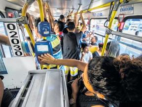 Foto mostra passageiros dentro de um ônibus em Fortaleza