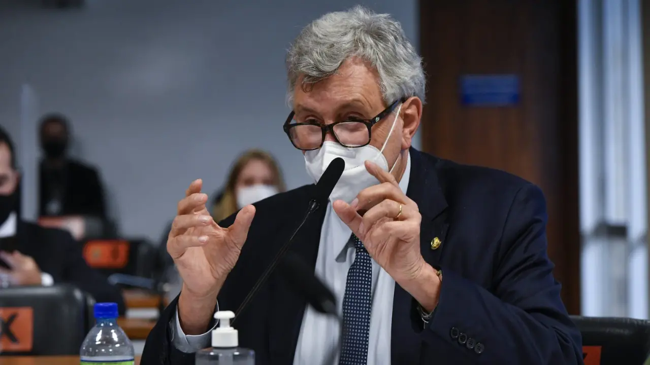 À bancada, em pronunciamento, senador Luis Carlos Heinze (PP-RS) em sessão da Pandemia da Covid-19